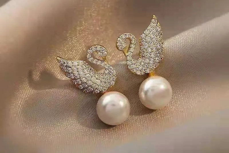 Swan Pearl Earring