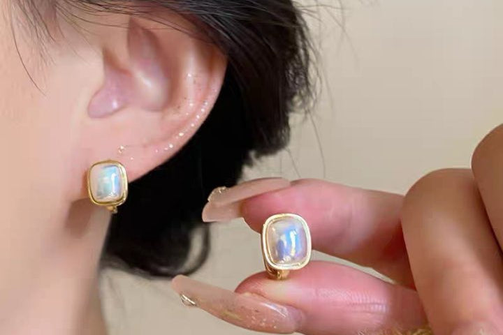 Pearlescent White Pearl Ear Clip