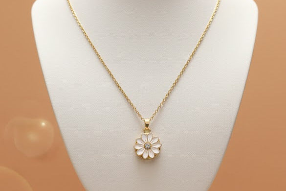 Chain with a daisy pendant