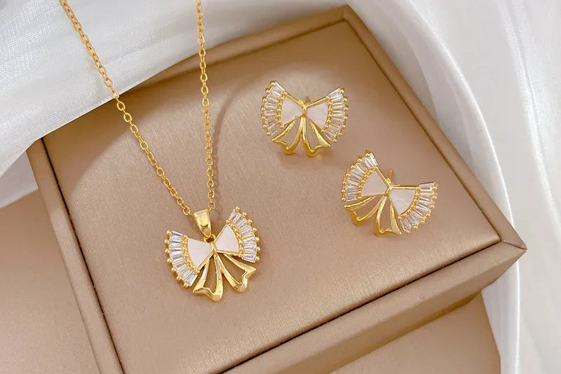 Fan shaped white Enamel Chain set