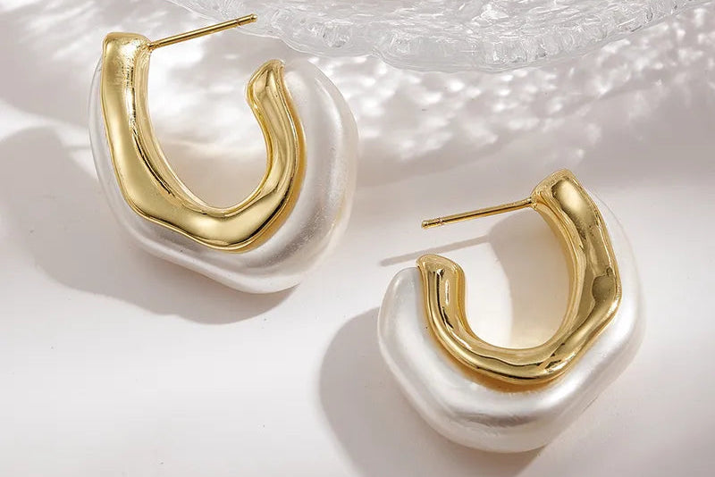 C-shaped Irregular Pearl Earring