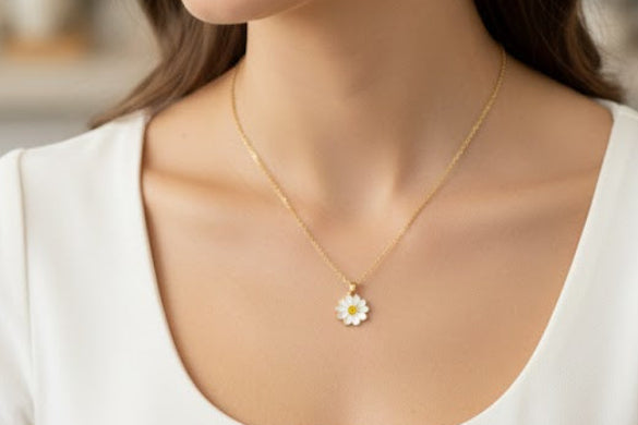 Chain with a daisy pendant